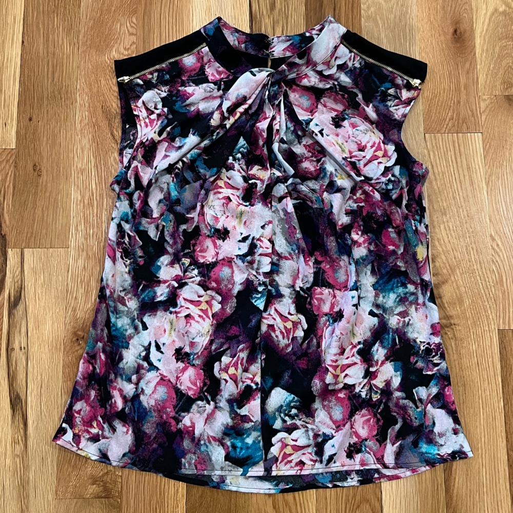 NWT Floral sleeveless blouse size medium